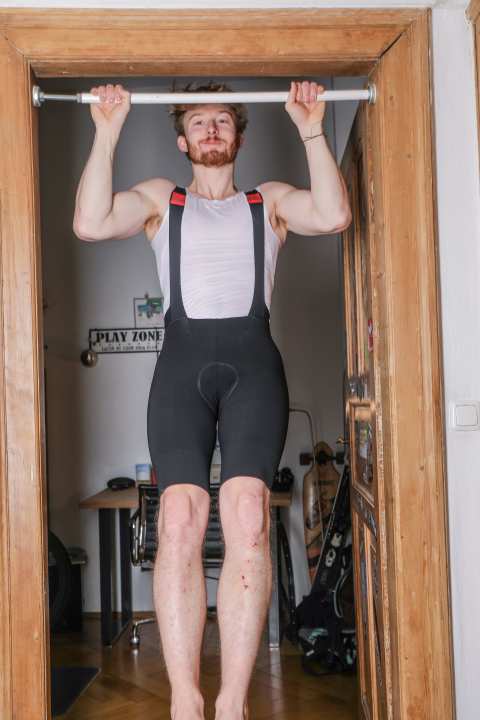   No seams, no pressure points: Some cycling shorts only need three panels of fabric, which means they require correspondingly few seams during manufacture.