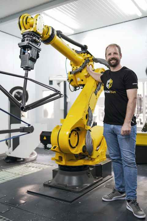 Frame production in Portugal: Carbon expert Christian Gemperlein relies on the use of robots. Page 92