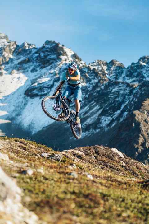   Flache Lenkwinkel und lange Geometrien geben viel Selbstvertrauen auf dem Trail. Gewicht und Federweg der Trailbikes machen sie zudem viel handlicher als Enduros.
