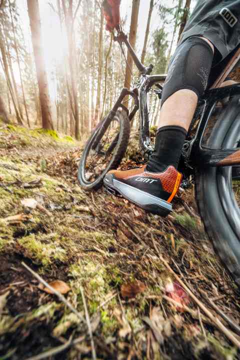 Gut zu Fuß und auf dem Pedal gleichermaßen? Unser Test kürt den besten MTB-Schuh für Trail-Liebhaber. Seite 64