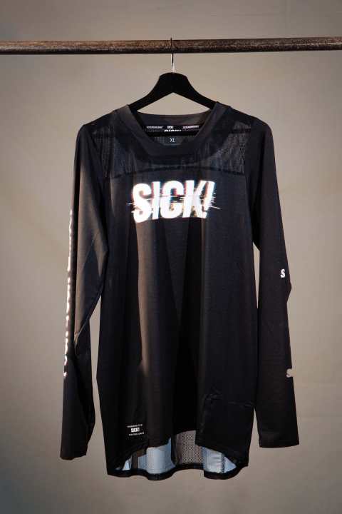   Das <a href="https://sick-series.com/collections/jerseys/products/jersey-glitch-reloaded" target="_blank" rel="noopener noreferrer nofollow">Langarm-Jersey mit großem SICK!-Logo</a>  auf der Brust besteht zu 90 Prozent aus geruchsarmem Polyester und ist auch an Sommertagen im Bikepark luftig genug. Wert: 64,99 Euro. 