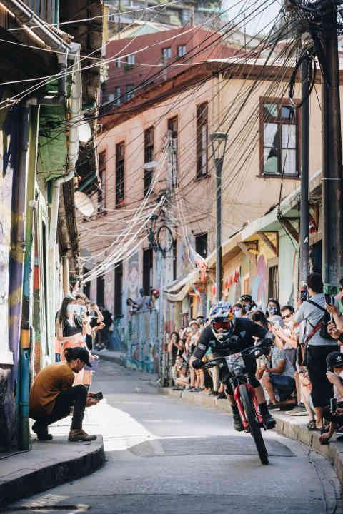   Fast and dangerous: in addition to edgy steps and kerbs, stray dogs cause heart palpitations for drivers and spectators.