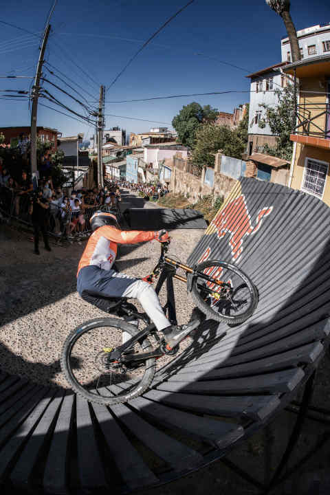   Johannes Fischbach drückt sein Downhill-Bike in den Holzanlieger. Am Ende fehlen zwei Zehntel auf den zweiten Platz.