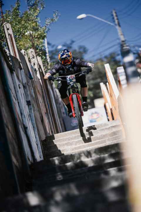   While Johannes Fischbach opted for a double-bridge fork, the Czech Tomas Slavik only needs an enduro bike with a single crown fork.