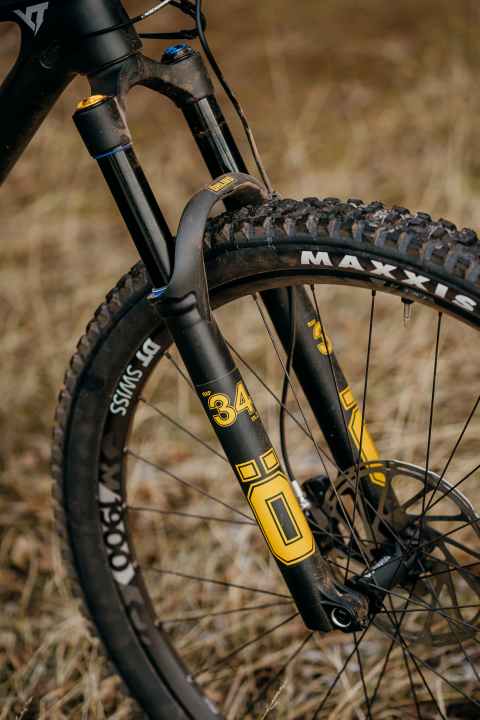   The new Öhlins RXF 34 weighed 1737 grams in the BIKE test lab. For comparison: A Fox 34 Grip2 (130 mm) weighs 1835 grams, a Rockshox SID Ultimate only 1529 grams (120 mm).