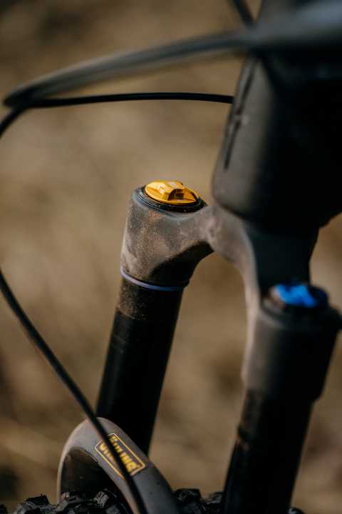   The new Öhnlins RXF 34 uses a lighter and simpler cartridge in the left fork leg.