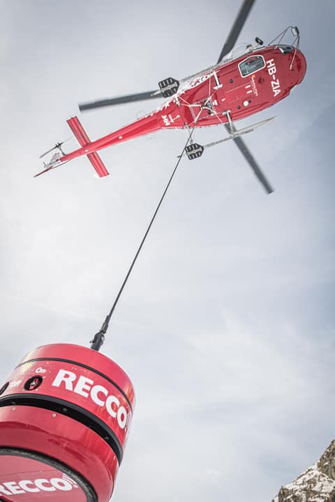  This is how the Recco system works: the sensor hangs on a cable under the helicopter and makes the reflectors visible when flying over rough terrain.