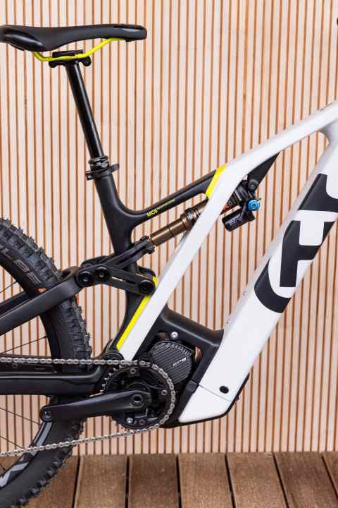   A second strut runs parallel to the down tube - the shock absorber tunnel. The central components are housed in the front frame: battery, motor and shock absorber.