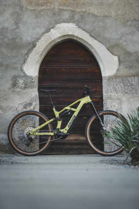   The entry-level model Radon Deft 8.0 comes for 5199 euros with Fox Performance suspension, Smart System from Bosch and a carbon main frame.