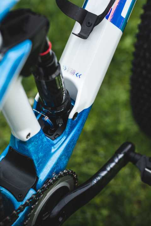   Pauline setzt große Dinge auf ihren Mechaniker und weiß, was er zu ihrem Erfolg beisteuert. Als kleine Aufmerksamkeit hat Fabien es mit seinem Spitznamen sogar auf das Rahmen-Design geschafft.