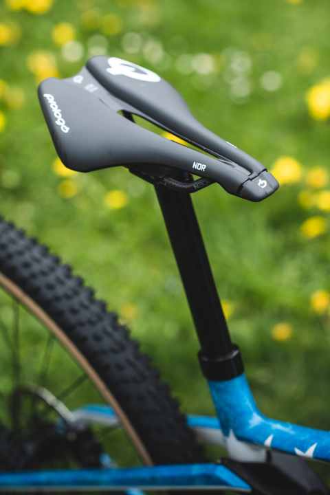   Thanks to three intermediate stages at 20, 40 and 60 millimetres, the post always locks into place at the desired saddle height, even in the heat of the moment.