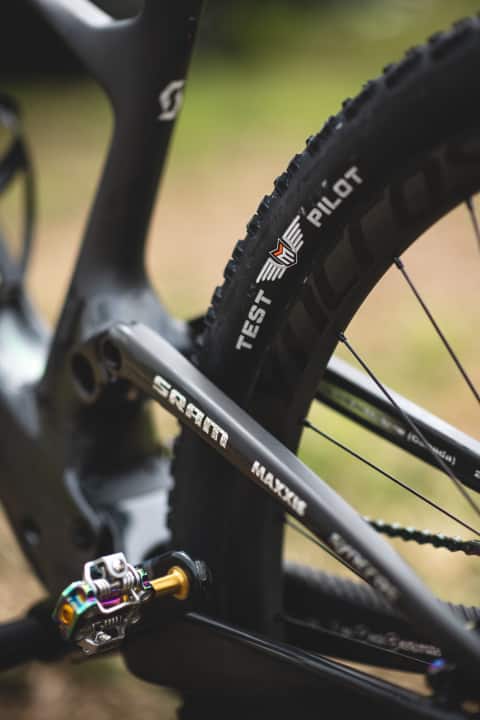   Maxxis liefert dem Team um den amtierenden MTB-Weltmeister Schurter Reifen in speziellen Ausführungen, um die Entwicklung voranzutreiben.