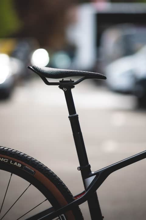   Rockrider verbaut hier eine Manitou Jack Vario-Sattelstütze mit 80 Millimeter Hub.