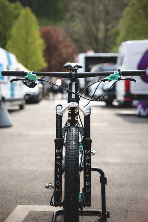   We haven't seen this on the racing circuit for a long time. The shiny black suspension fork definitely catches the eye with its chrome triple clamp.