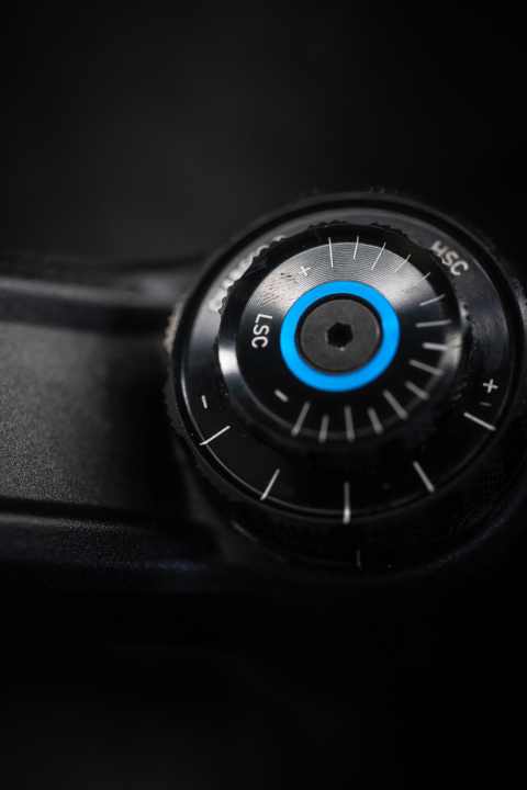   The new adjustment button on the compression unit. You no longer have to count clicks. Rockshox clearly recommends starting in the neutral position. This is at 6 o'clock for the high-speed compression stage (large ring) as shown in the picture. The low-speed compression stage would be at 12 o'clock in the neutral position, so it is fully closed here.