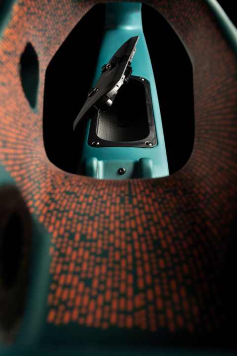   From the rear: The glovebox flap allows the down tube to be used as a boot. Left: The peephole for easier SAG determination.