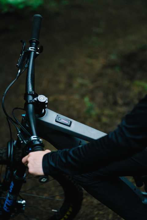 Ride 60: A display on the top tube of Fazua's new drive system provides information about the support level and battery status. | d.