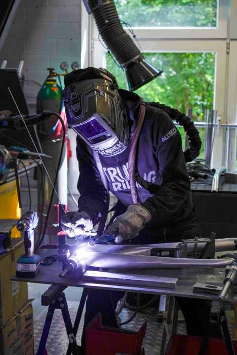 Aber wir schweifen ab! Hier geht’s nun ans Schweißen. Jürgen hat sich mittlerweile unseren Rahmen vorbereitet und zieht die ersten Schweißnähte für das BIKE Project: Europe. Insgesamt fast 75 Teile müssen im Prozess zueinander finden. Lager und andere Kleinteile sind noch nicht eingerechnet. | t.