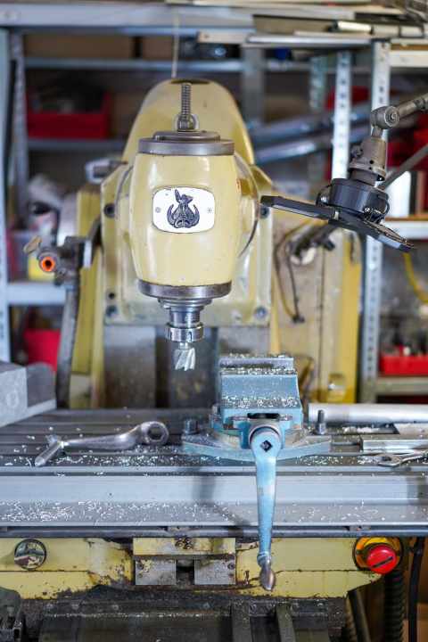 But it's not just the frame of the Wildsau that adorns the Alutech headquarters. This almost historic milling machine also proudly bears the boar's head. However, the machine is by no means an exhibit in Aschaffel, where the company is based. The milling machine is an active part of the machine park and is involved in the production of the Fanes frame. | t.