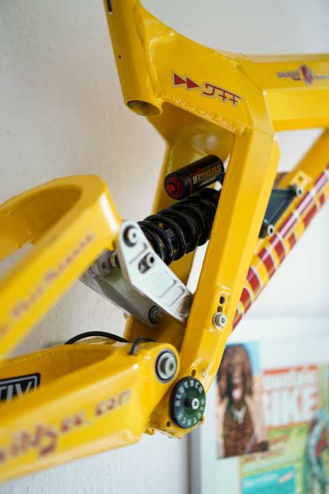 Ein massiver Downhiller ist die Wildsau. Als Trophäe hängt sie jetzt neben diversen Startnummern und Andenken in seinem Büro. Bekannt und berüchtigt wurde sein eigenes Wettkampf-Bike als "die Kuh". Jürgen hatte es mit Kuhfell (echtes?) überzogen und ballerte damit die Hänge herunter. | r.