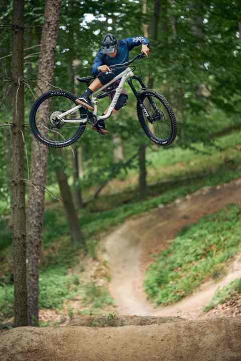 Still got it. Peter Henke whips his brand new Spectral through the air. Former sponsor Canyon
hired Peter again - but this time not as a competition rider.