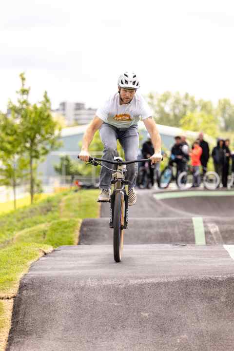 Wie man flüssig und stylish durch den Pumptrack fährt, zeigt Joost Wichman beim BIKE Festival in Leogang.