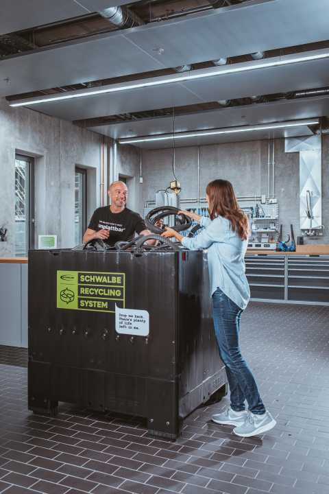 The used tyres that customers hand in to dealers are collected in these boxes. Around 1300 shops are already part of the recycling system