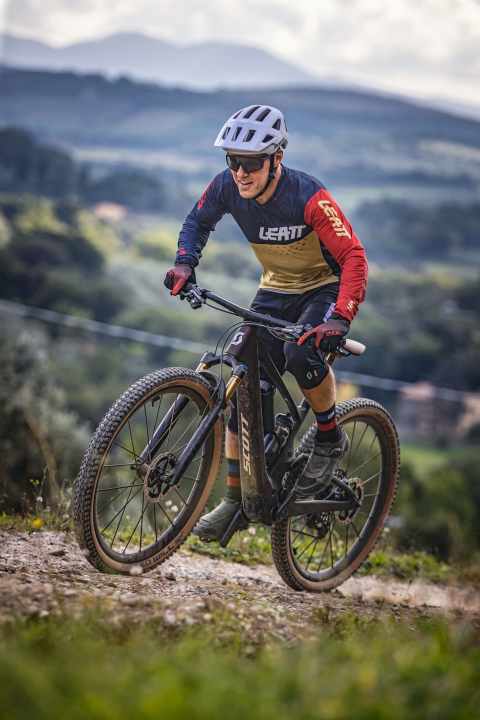 Unser Autor und Tester Christian Schleker hat die Entwicklung der leichten E-MTBs von Beginn an für EMTB begleitet - und aus persönlichem Interesse mitgefiebert. <a href="https://www.bike-magazin.de/mountainbike/marathon/hochwertig-focus-raven-pro-im-dauertest/" target="_blank" rel="noopener noreferrer">Focus Raven2</a>, <a href="https://www.bike-magazin.de/mountainbike/enduro/e-enduro-mit-fazua-antrieb-lapierre-e-zesty/" target="_blank" rel="noopener noreferrer">Lapierre eZesty</a>, <a href="https://www.bike-magazin.de/mountainbike/trailbikes/17-kilo-die-neue-leichtigkeit-specialized-levo-sl/" target="_blank" rel="noopener noreferrer">Specialized Levo SL</a> - all diesen Bikes fühlte er in Tests auf den Zahn. Das Scott Lumen hat ihn überzeugt, obwohl er als Abfahrtsjünger und Backflip-Springer in der Regel mit deutlich mehr Federweg unterwegs ist.