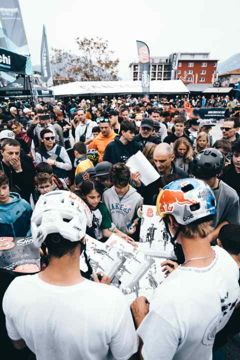 Nach der Bikeflip-Show erfüllt Fabio Wibmer die Autogramm-Wünsche der Kids.