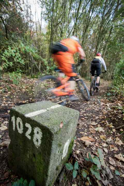 Zack, schon ist man drüben: Wären die Grenzsteine nicht, würde man gar nicht bemerken, dass man die Heimat soeben verlassen hat.