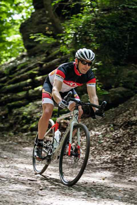 Gravel riding technique: A compact body position keeps you in control on the descent.