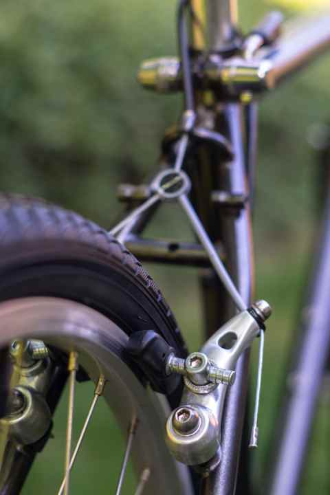 Cantilever brakes: Light and inexpensive, but unreliable and difficult to modulate in combination with mud.