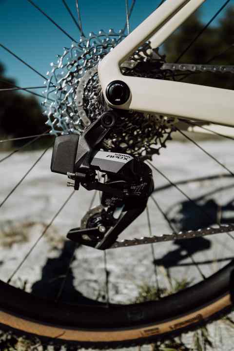 The middle model is equipped with an electric Sram Apex drivetrain.