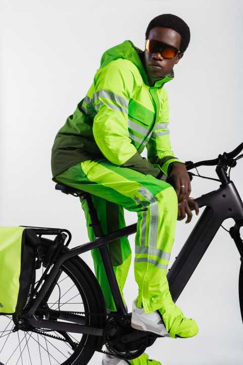 AGU hat mit dem Commuter Impact Suit den ersten Regenanzug für Pendler mit integrierten Protektoren entwickelt.