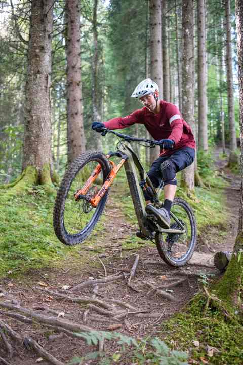 The Ryvon LT blossoms when it is ridden actively. Watch out: riding fun galore! Bluntly whizzing over root carpets is not its outstanding strength.