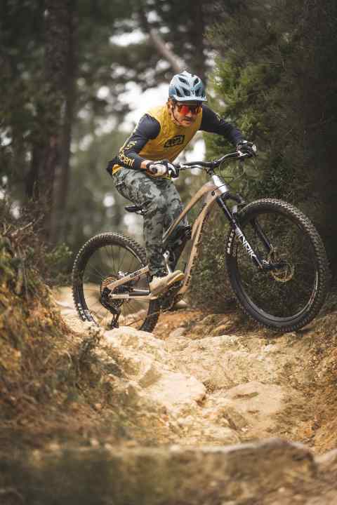 Wir testeten das Alutech Pelmo sowohl auf den Trails in Finale Ligure als auch auf anspruchsvollen Strecken im Odenwald. Vier erfahrene Testpiloten gaben ihre Bewertung der Fahreigenschaften ab.