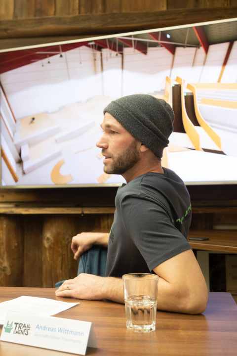 “Andi” Wittmann erklärt bei einer Presskonferenz seinen Plan für den Indoor MTB Park in der Area 47.