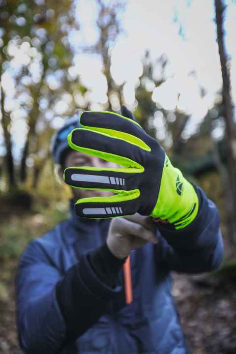 Biking in the cold? Of course. With the right equipment, winter tours are a pleasure. We have tested the basic winter equipment. Page 36 
