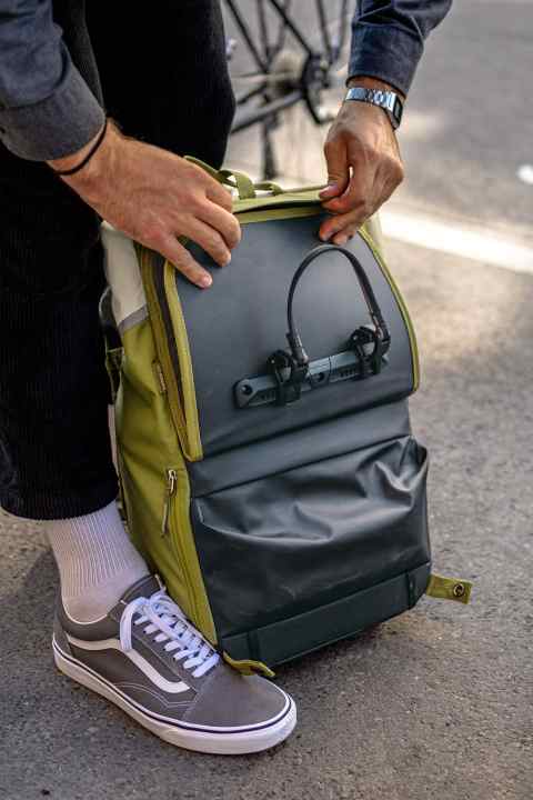 Simply fold it down and the rucksack becomes a bike bag - very practical and uncomplicated.