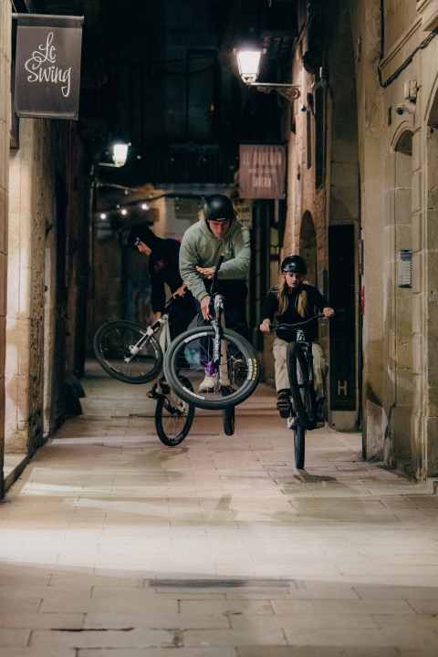 The Rose Bruce is the perfect companion for street tricks with friends.