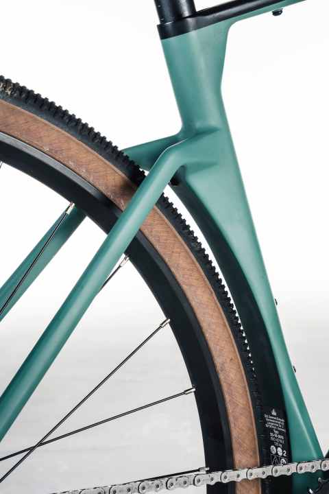 No other rear wheel protrudes as far into the frame as the Machete. The angled struts allow the stiff carbon fibre of the rear triangle to bounce minimally.