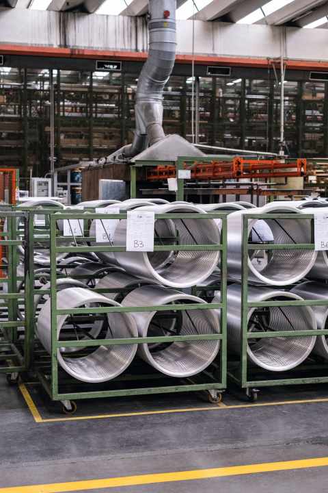 Des ébauches de profilés en aluminium extrudé attendent d'être transformées en roues Campagnolo.
être anoblies