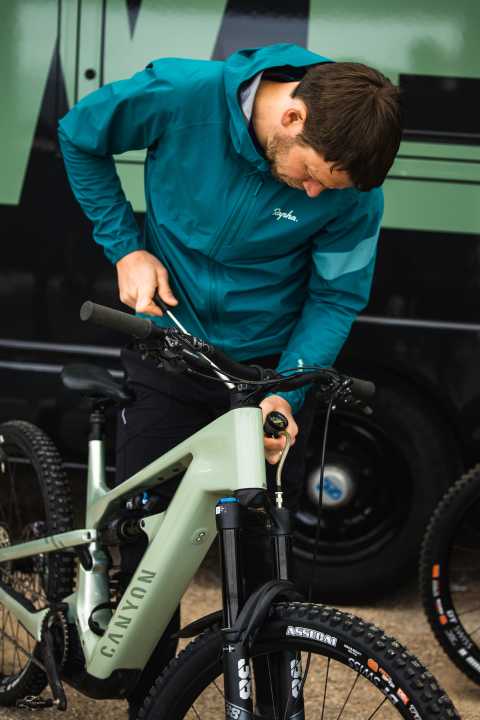 Mandatory programme before the test ride: a clean setup. Everything in balance on the fork. Surprisingly, however, with a rider weight of 86 kilos, we had to run the rebound damping almost completely closed.