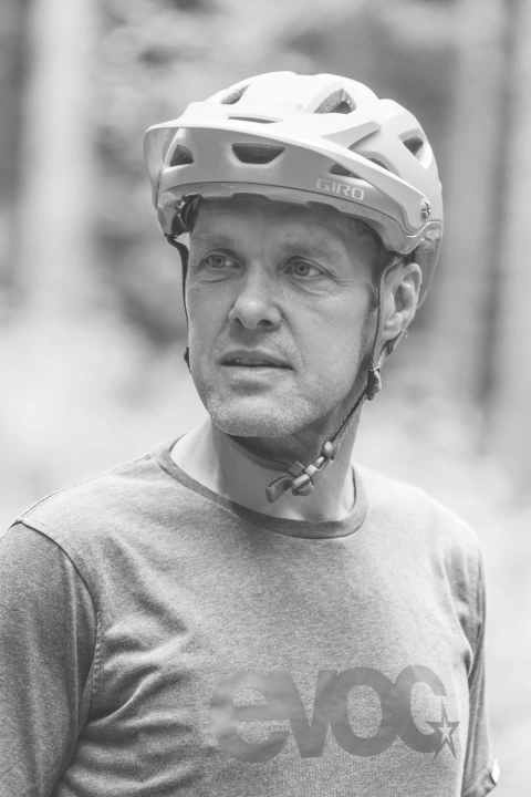 EMTB-Autor Christian Schleker hat die Entwicklung der Light-Kategorie so eng begleitet wie kaum ein zweiter. Focus Raven², Lapierre E-Zesty, Specialized Levo SL - all diesen Bikes fühlte er für EMTB als einer der ersten Journalisten der Welt auf den Zahn. Das Rotwild R.X 275 ist selbst für den bekennenden Light-Fan und fitten Biker ein super spezielles Konzept.