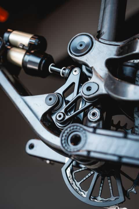 Die Umlenkung des Hinterbaus setzt sich aus CNC-gefrästen Hebeln zusammen. Der rohe Carbon-Look des handgefertigten True BC Knuth Rahmens ist ein absoluter Hingucker.