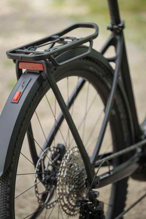 All of a piece: mudguards, pannier rack and lighting system on the Cube Kathmandu.