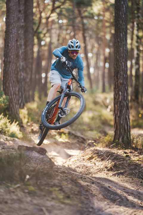 Das Handling des Downcountry-Bikes von Cube ist unkompliziert und bringt deshalb auf dem Trail viel Freude. Kleine Hüpfer gehen easy von der Hand. Manuals brauchen aufgrund der langen Kettenstreben viel Zug.