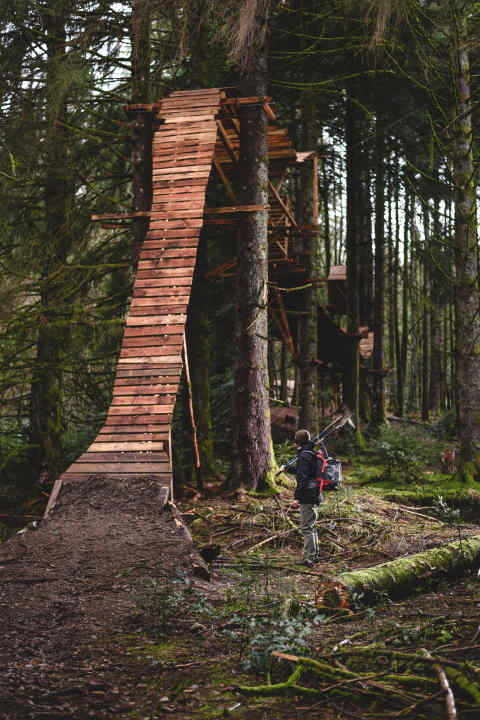 Here it goes down, damn steeply down!