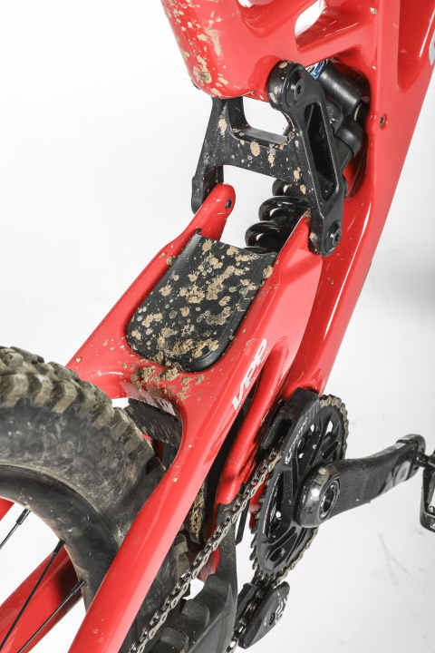 Potent rear: The steel spring shock squeezes a full 208 millimetres of travel out of the VPP rear triangle. An integrated plastic fender protects the shock absorber from dirt.