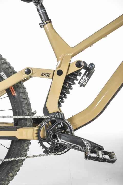 Indestructible: The aluminium frame of the Scrub looks very robust. Ingenious: To protect the inserted shock absorber, Rose has devised a plastic flap with a magnetic catch.